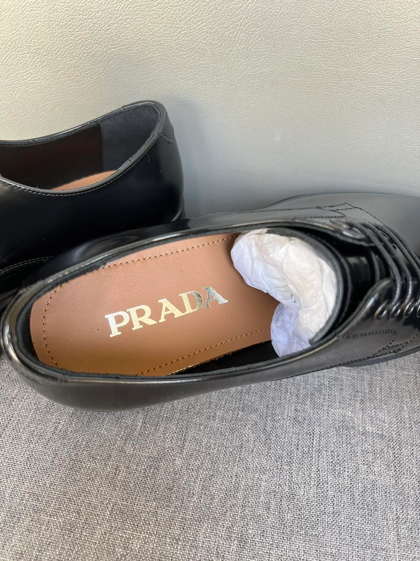 Men's shoes 💰860 💰Best recommendation✨PRADA Prada top purchasing quality imported upper with color-brushed edge beads carved toe design cowhide lining private molded TPU outsole non-slip, wear-resistant and elastic fashionable and versatile burgundy black blue 39-44 in stock (38, 45 customized for replacement, return and exchange)